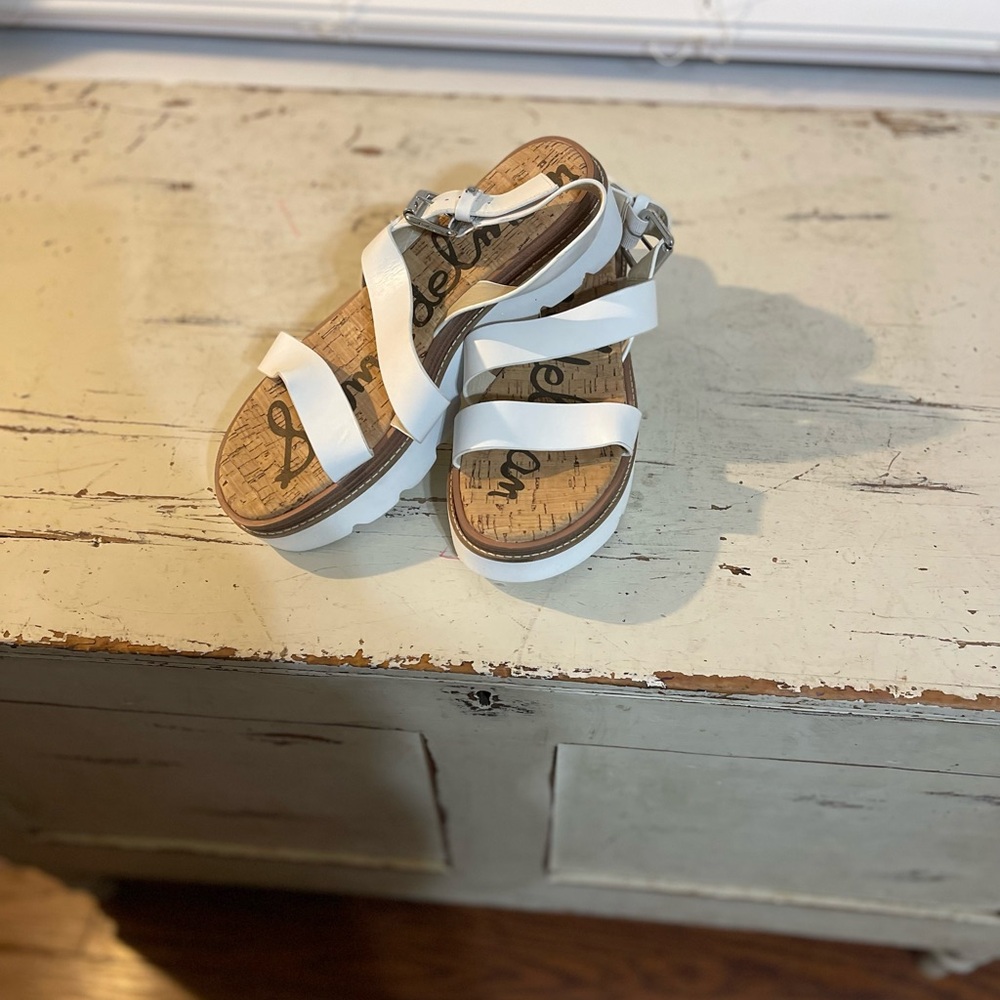 Brand New Women’s platform sandals leather size 9.5. Great for Summer.